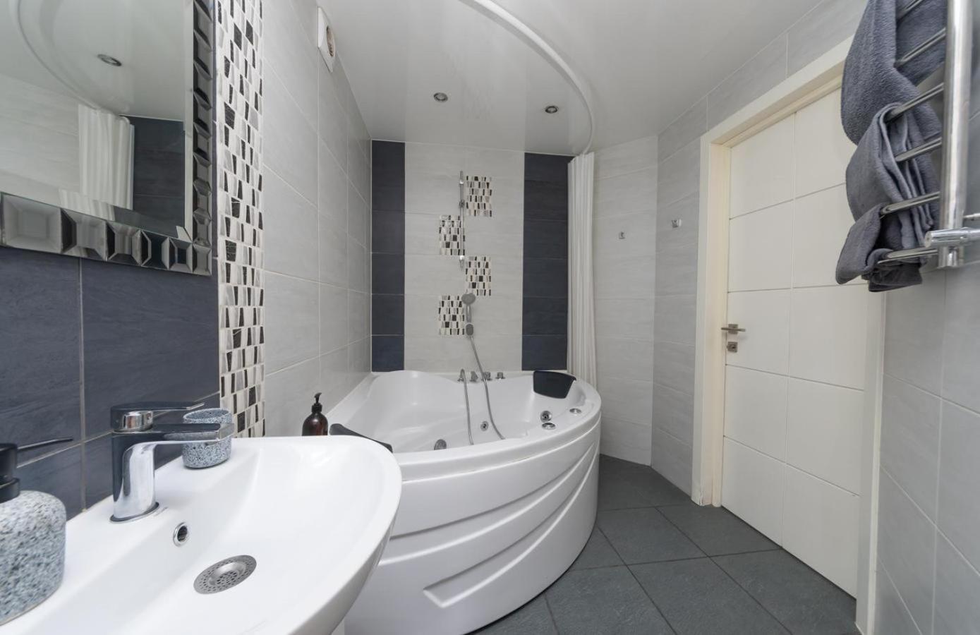 Flat24 On Lesi Ukrainki 3 Apartment เคียฟ ภายนอก รูปภาพ